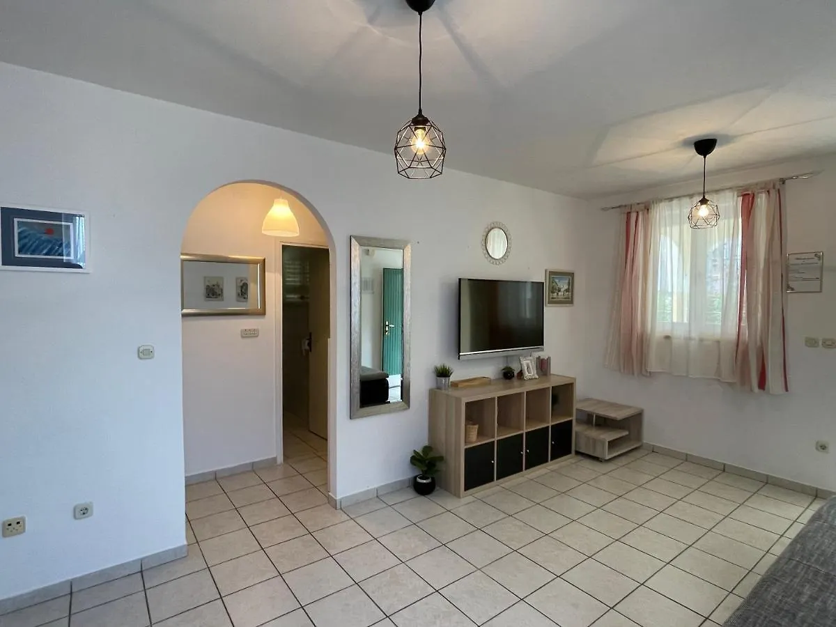 Apartments Antonija Punta Skala Next To Falkensteiner Resort Petrcane
